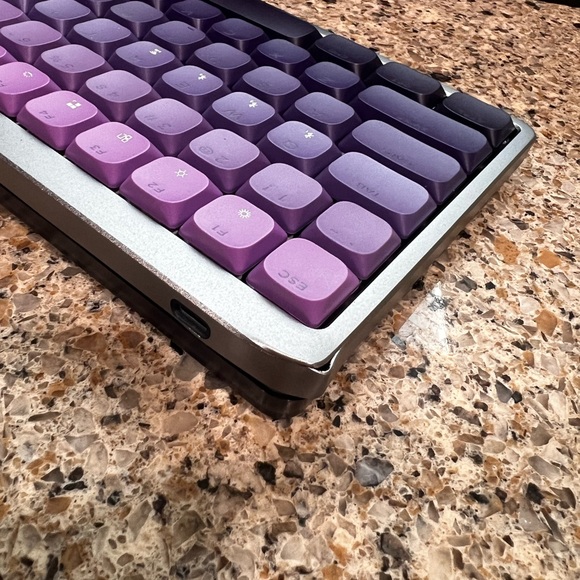 Costom L75 low profile mechanical keyboard, used and slight cosmetic damage. - Picture 6 of 9